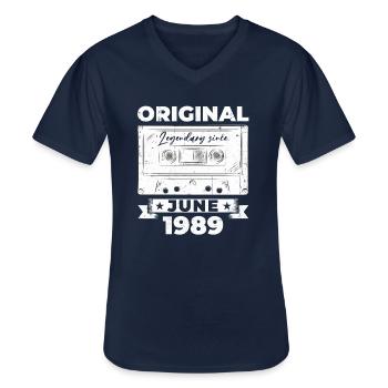 Cassette Juin 1989 Millésime 1989 Anniversaire 1989 - T-shirt col V Homme - marine - Devant - AI Model Male 178 dark (178cm)