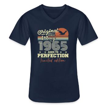 Mai 1965 | Mai 1965 Mai 1965 Geburtstagsgeschenk - Männer-T-Shirt mit V-Ausschnitt - Navy - Vorne - AI Model Male 178 dark (178cm)