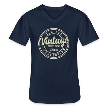 Jahrgang 1961 Geburtstagsgeschenk 1961 - Männer-T-Shirt mit V-Ausschnitt - Navy - Vorne - AI Model Male 178 dark (178cm)