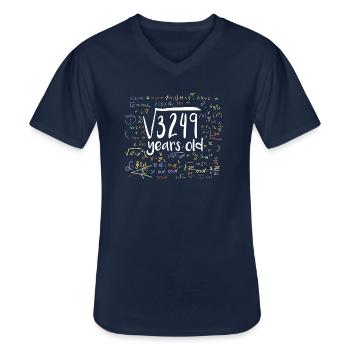 57-års fødselsdag kvadratrod af 3249: 57 år gammel - Klassisk herre T-shirt med V-udskæring - marineblå - Foran - AI Model Male 178 dark (178cm)