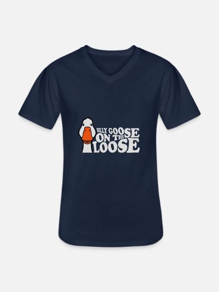 goose on the loose - Men's V-Neck T-Shirt - navy