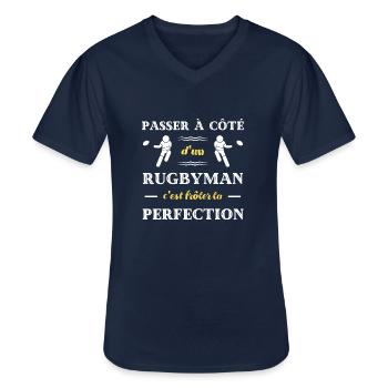 t shirt humour rugby homme perfection rugbyman - T-shirt col V Homme - marine - Devant - AI Model Male 178 dark (178cm)