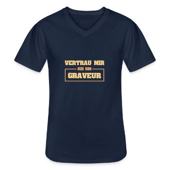 Grappige graveur - Klassiek mannen T-shirt met V-hals - navy - Voor - AI Model Male 178 dark (178cm)