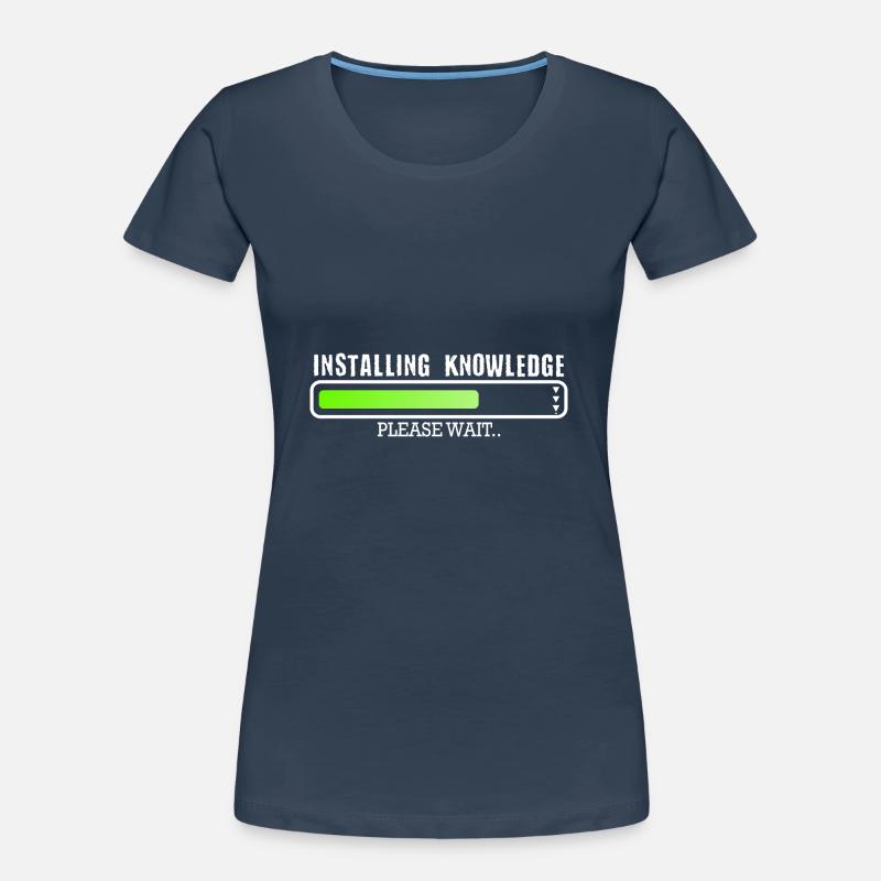 Installing Knowledge please wait Frauen Premium Bio T-Shirt