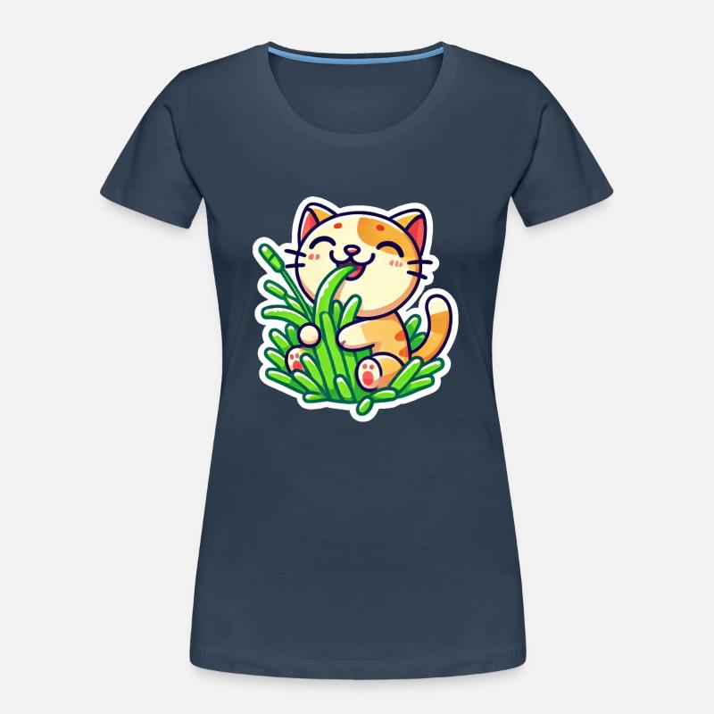 Chat roux mignon mangeant de l’herbe verte T-shirt bio Premium Femme