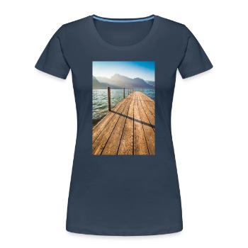 Holzsteg am Bergsee im Sonnenlicht - Frauen Premium Bio T-Shirt -  - Vorne - Mia (176cm)