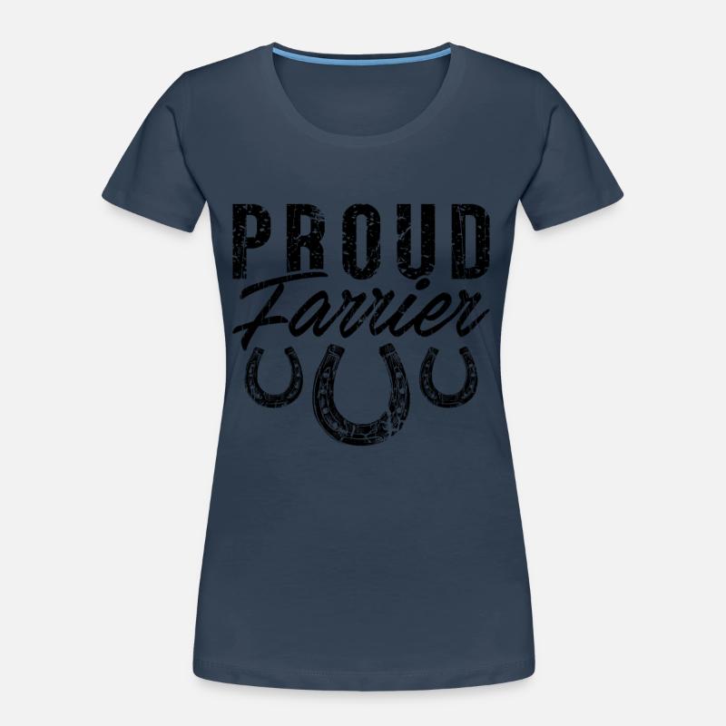 Fier maréchal-ferrant forgeant des ferronnettes en fer à cheval maréchal-ferrant T-shirt bio Premium Femme