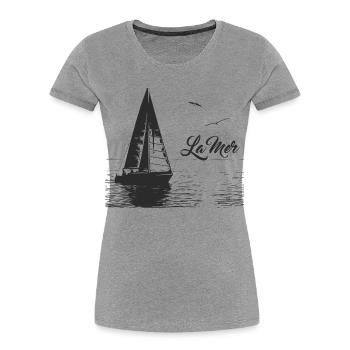 Das Meer - Segelboot und 2 Möwen - Frauen Premium Bio T-Shirt - Grau meliert - Vorne - Mia (176cm)