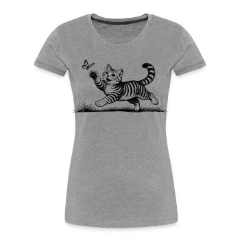 Katze spielt mit Schmetterling - Frauen Premium Bio T-Shirt - Grau meliert - Vorne - Mia (176cm)