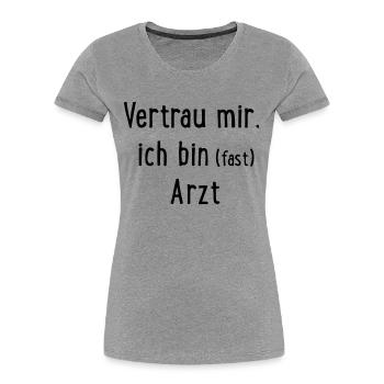 Vertrau mir, ich bin fast Arzt - Frauen Premium Bio T-Shirt - Grau meliert - Vorne - Mia (176cm)