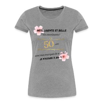 50 ans, je m'assume à 200 % - T-shirt bio Premium Femme - gris chiné - Devant - Mia (176cm)