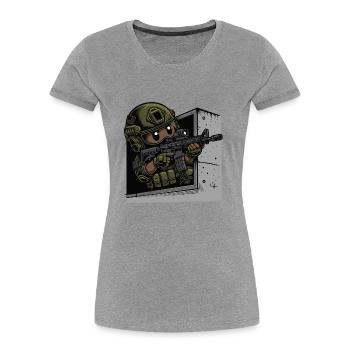 kleiner süsser Soldat der aus einer Lucke zielt - Frauen Premium Bio T-Shirt - Grau meliert - Vorne - Mia (176cm)