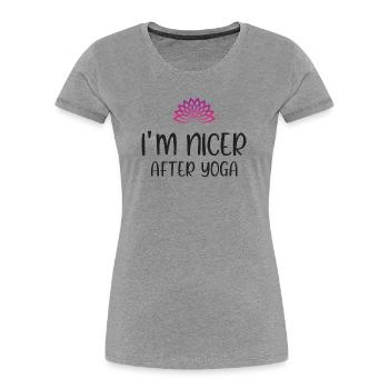 Je suis plus gentil après le yoga - T-shirt bio Premium Femme - gris chiné - Devant - Mia (176cm)