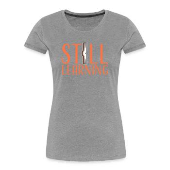 Toujours en apprentissage, progression, motivation des élèves - T-shirt bio Premium Femme - gris chiné - Devant - Mia (176cm)