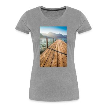 Holzsteg am Bergsee im Sonnenlicht - Frauen Premium Bio T-Shirt - Grau meliert - Vorne - Mia (176cm)