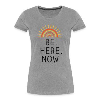 Be Here Now dreifarbig - Frauen Premium Bio T-Shirt - Grau meliert - Vorne - Mia (176cm)