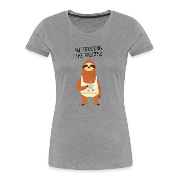 Ich vertraue dem Prozess Faultier Kaffee Meme - Frauen Premium Bio T-Shirt - Grau meliert - Vorne - Mia (176cm)