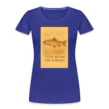 Ruhe unter der Oberfläche – Forellenabdruck - Frauen Premium Bio T-Shirt - Königsblau - Vorne - Mia (176cm)