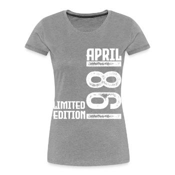 Cadeau Avril 1981. Anniversaire avril 1981. April. - T-shirt bio Premium Femme - bleu marine - Devant - Mia (176cm)