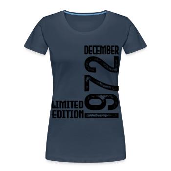 Cadeau Anniversaire Décembre 1972. Decembre 1972. - T-shirt bio Premium Femme - bleu marine - Devant - Mia (176cm)