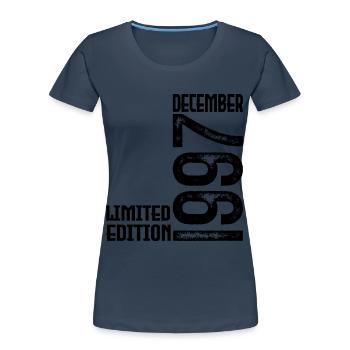 Cadeau Anniversaire Décembre 1997. Decembre 1997. - T-shirt bio Premium Femme - bleu marine - Devant - Mia (176cm)