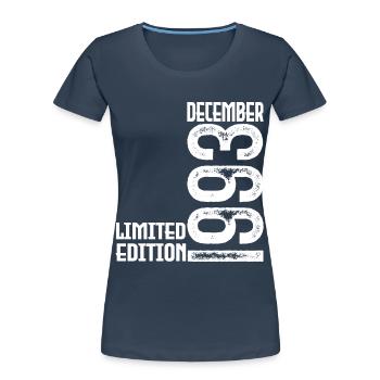 Cadeau Anniversaire Décembre 1993. Decembre 1993. - T-shirt bio Premium Femme - bleu marine - Devant - Mia (176cm)
