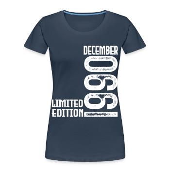 Cadeau Anniversaire Décembre 1990. Decembre 1990. - T-shirt bio Premium Femme - bleu marine - Devant - Mia (176cm)