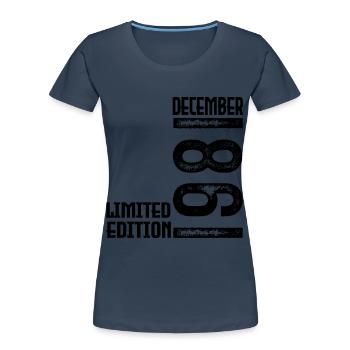 Cadeau Anniversaire Décembre 1981. Decembre 1981. - T-shirt bio Premium Femme - bleu marine - Devant - Mia (176cm)