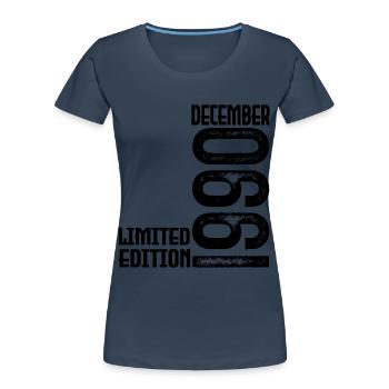 Cadeau Anniversaire Décembre 1990. Decembre 1990. - T-shirt bio Premium Femme - bleu marine - Devant - Mia (176cm)