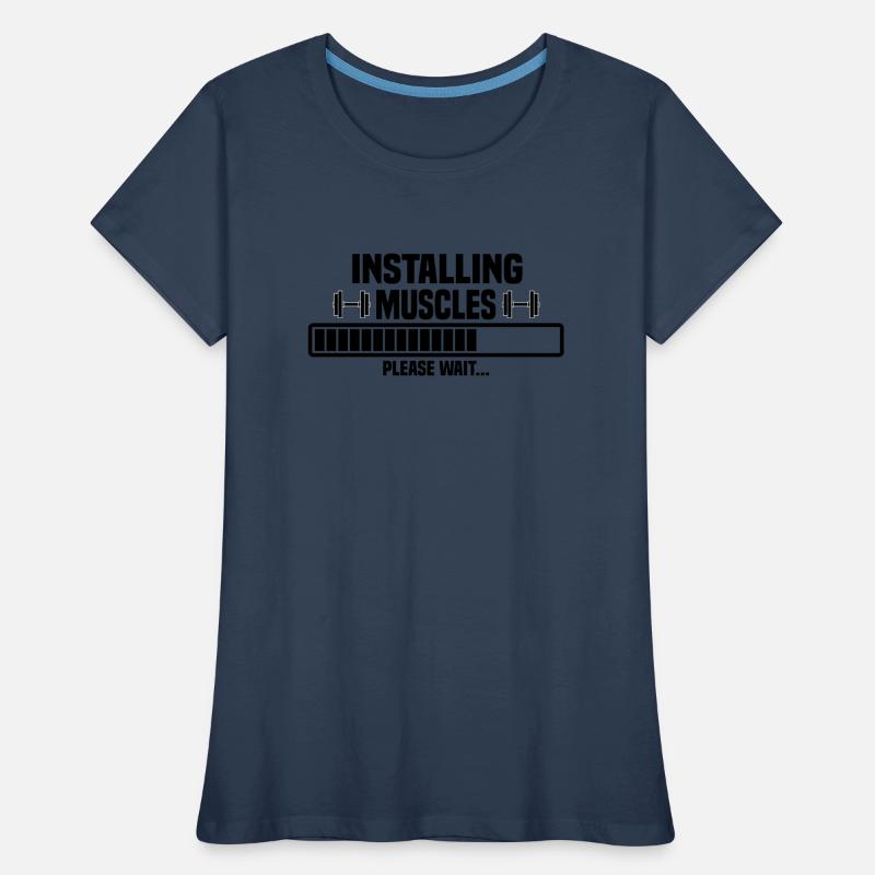 Installing muscles – please wait – bitte warten Frauen Premium Bio T-Shirt