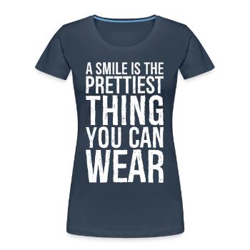 Un sourire est la plus jolie chose que vous puissiez porter - T-shirt bio Premium Femme - bleu marine - Devant - Mia (176cm)