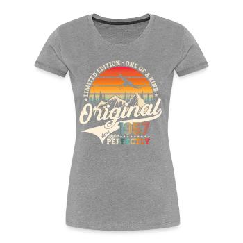 66e anniversaire Mann Original April Né en 1957 - T-shirt bio Premium Femme - bleu marine - Devant - Mia (176cm)