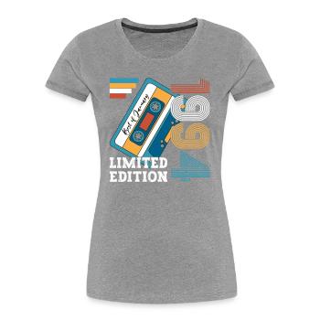 30e anniversaire Cassette janvier Vintage 1994 - T-shirt bio Premium Femme - bleu marine - Devant - Mia (176cm)