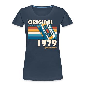 45e anniversaire Cassette janvier Vintage 1979 - T-shirt bio Premium Femme - bleu marine - Devant - Mia (176cm)