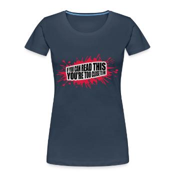 trop près de moi - T-shirt bio Premium Femme - bleu marine - Devant - Mia (176cm)