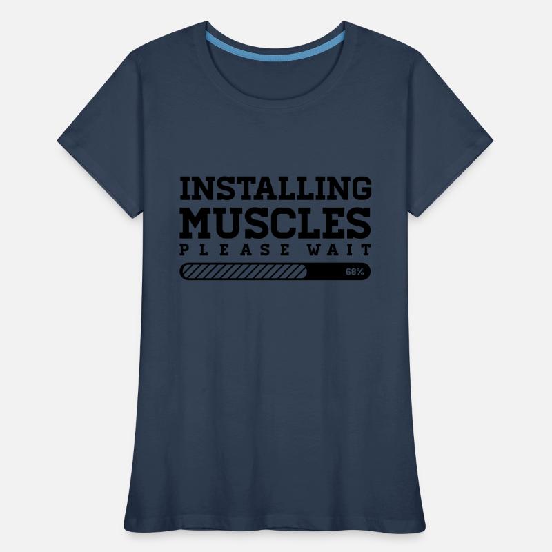 INSTALLING MUSCLES - PLEASE WAIT Frauen Premium Bio T-Shirt