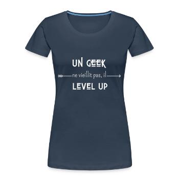 un geek ne vieillit pas il level up - T-shirt bio Premium Femme - bleu marine - Devant - Mia (176cm)