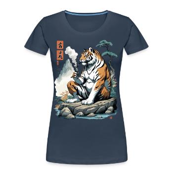Ukiyo-E Tiger Berg Asiatische Kunst Streetwear - Frauen Premium Bio T-Shirt - Navy - Vorne - Mia (176cm)
