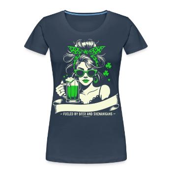 Saint-Patrick : Bière et manigances - T-shirt bio Premium Femme - bleu marine - Devant - Mia (176cm)