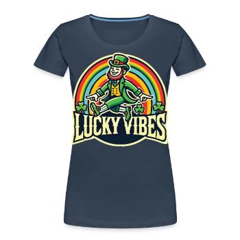 St. Patrick's Day Lucky Vibes Regenbogen - Frauen Premium Bio T-Shirt - Navy - Vorne - Mia (176cm)