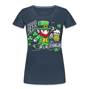 Fête de la Saint-Patrick avec de la bière et des blagues - T-shirt bio Premium Femme - bleu marine - Devant - Mia (176cm)