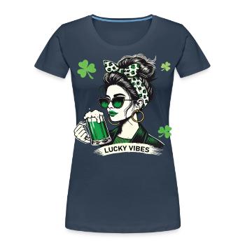 St. Patrick's Day Lucky Vibes Fashion Statement - Frauen Premium Bio T-Shirt - Navy - Vorne - Mia (176cm)