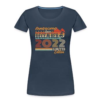 Retro Vintage Anniversaire Légendaire Décembre 2022 - T-shirt bio Premium Femme - bleu marine - Devant - Mia (176cm)