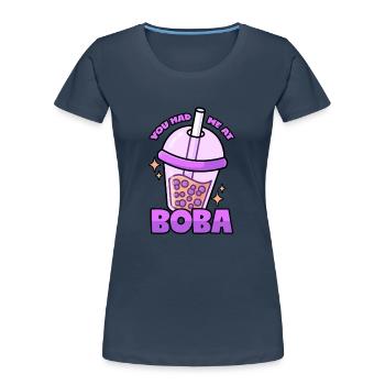 Boba: Thé à bulles - T-shirt bio Premium Femme - bleu marine - Devant - Mia (176cm)