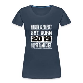 Personne n’est parfait mais né 2019 anniversaire - T-shirt bio Premium Femme - bleu marine - Devant - Mia (176cm)