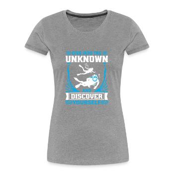 Tauchen Sie ein in das Unbekannte und entdecken Sie sich selbst. - Frauen Premium Bio T-Shirt - Navy - Vorne - Mia (176cm)