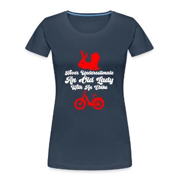 E-Biker NEVER UNDERESTIMATE AN OLD LADY Lustiges - Frauen Premium Bio T-Shirt - Navy - Vorne - Mia (176cm)