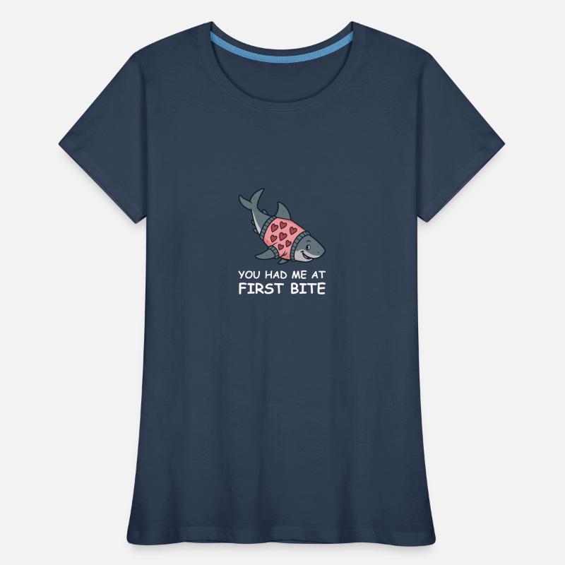 Hai mit Herzpullover – You had me at first bite Frauen Premium Bio T-Shirt