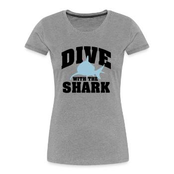 Tauchen: Dive with the shark - Frauen Premium Bio T-Shirt - Navy - Vorne - Mia (176cm)