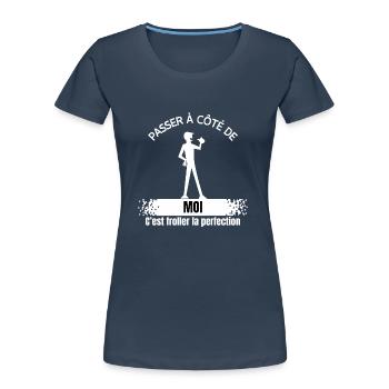 Passer à côté de moi - T-shirt bio Premium Femme - bleu marine - Devant - Mia (176cm)